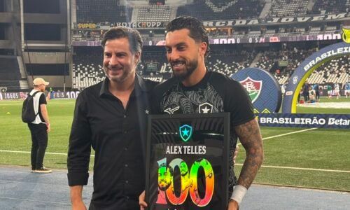 Alex Telles: Botafogo homenageia lateral pelos 100 jogos no clube