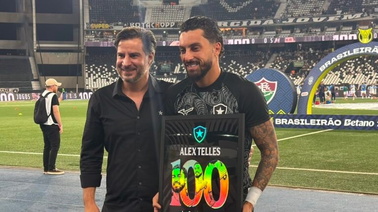 Alex Telles: Botafogo homenageia lateral pelos 100 jogos no clube