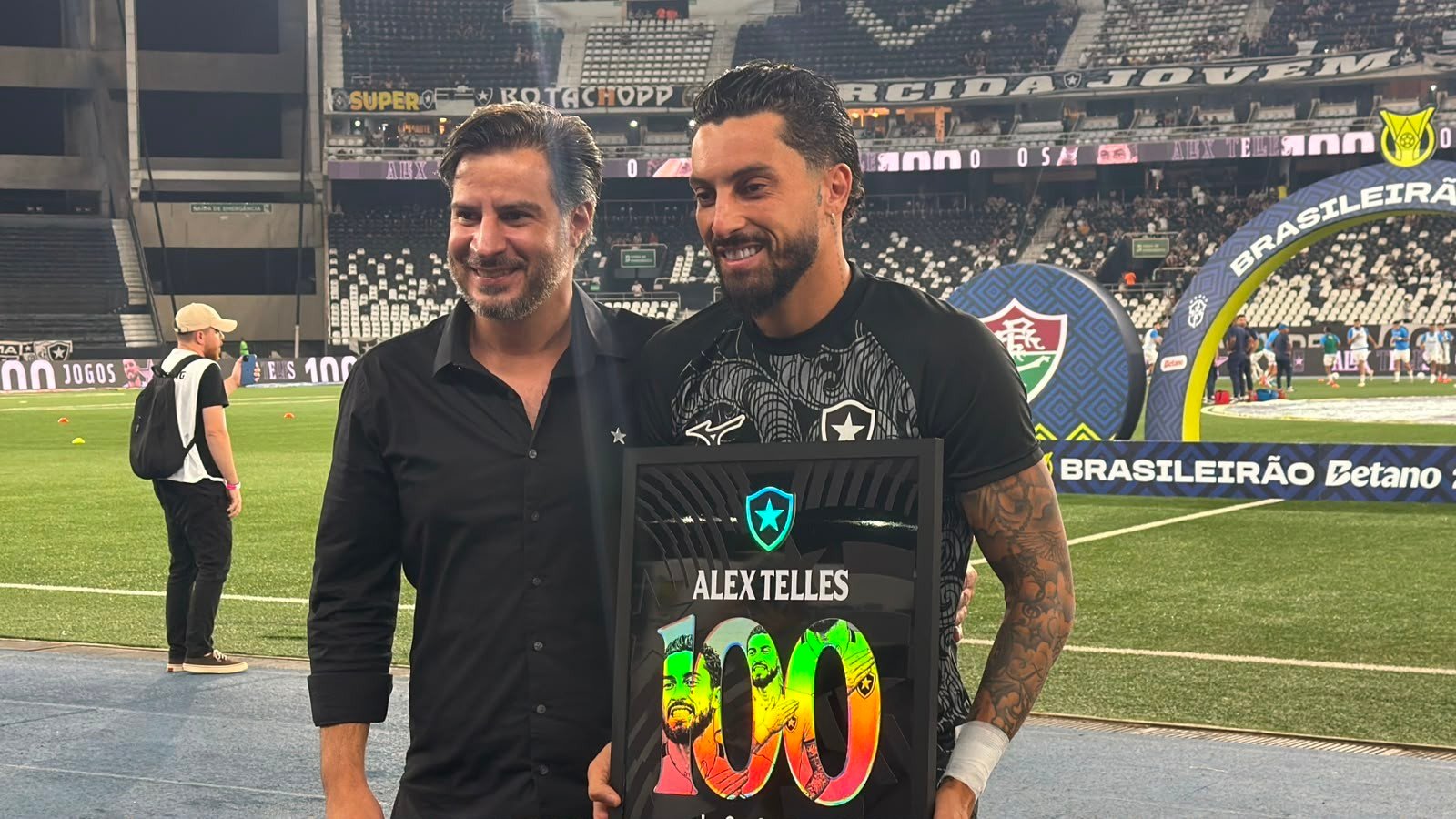 Alex Telles: Botafogo homenageia lateral pelos 100 jogos no clube