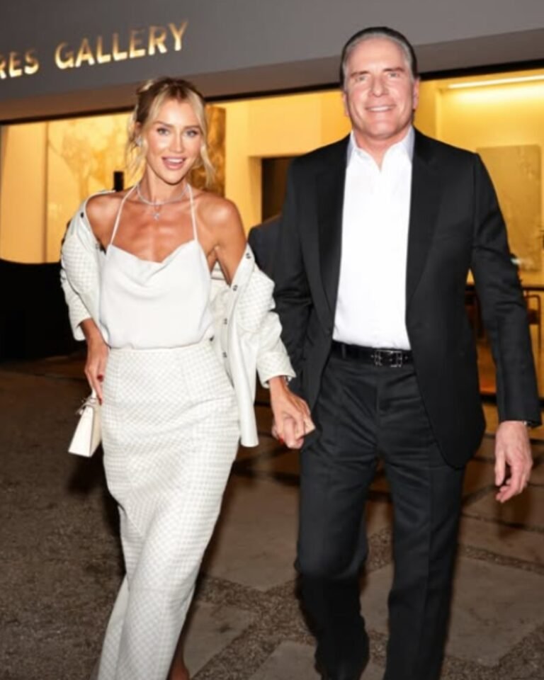 Ana Paula Siebert usa saia lápis de couro trançado e mini bolsa da Hermès em SP