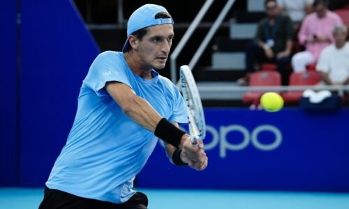 Atmane mete a cabeça no isopor de gelo durante partida contra Zverev