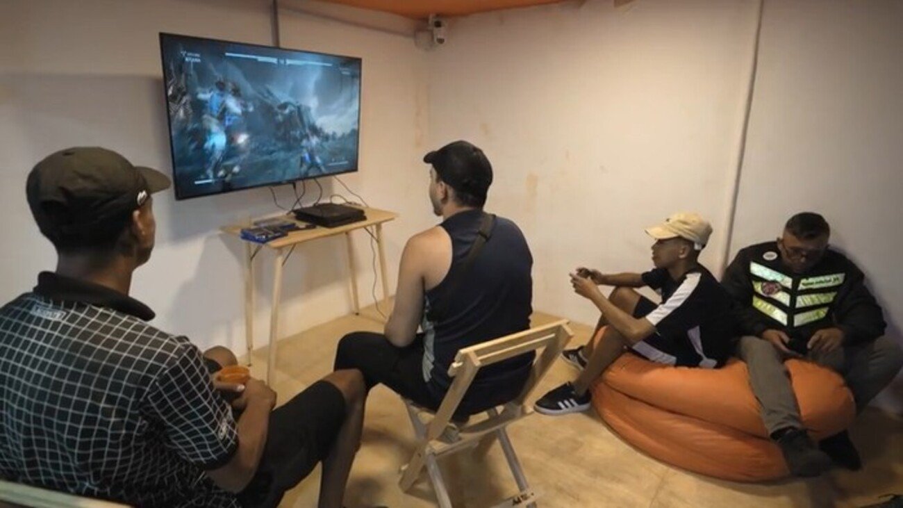 Base criada por motoboys oferece café, banheiro e até videogame; veja