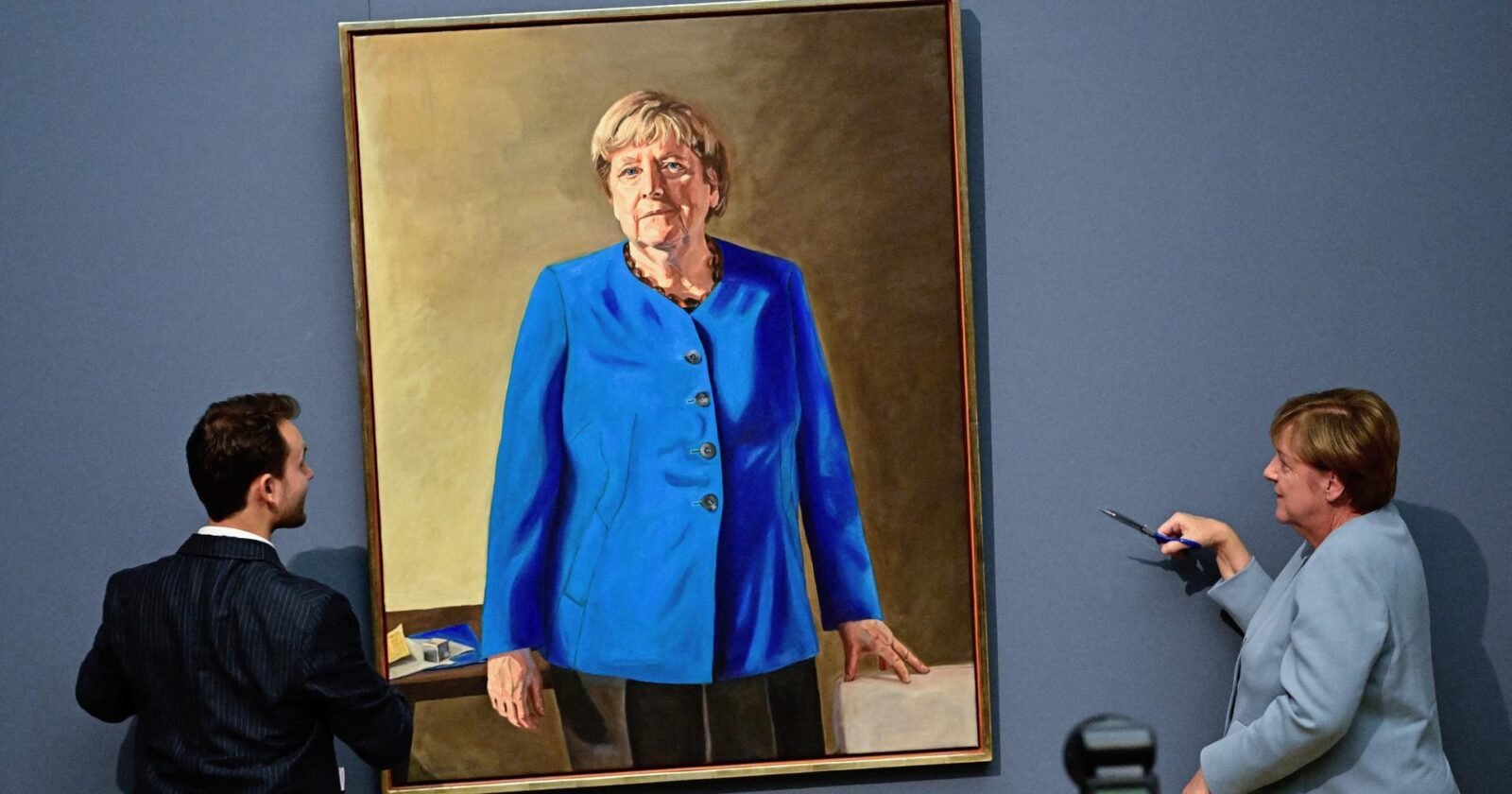 Alt-Bundeskanzlerin Angela Merkel enthüllt ihr Porträt für die Ahnengalerie im Bundeskanzleramt.