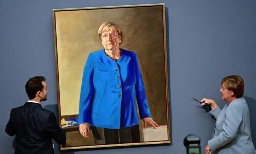 Alt-Bundeskanzlerin Angela Merkel enthüllt ihr Porträt für die Ahnengalerie im Bundeskanzleramt.