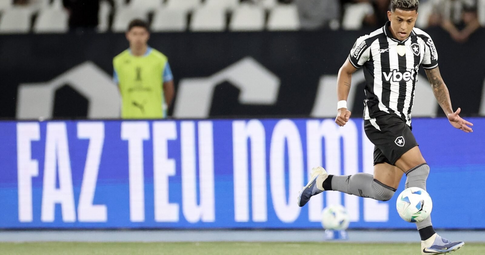Botafogo encaminha venda de Matheus Martins ao Dinamo Moscou