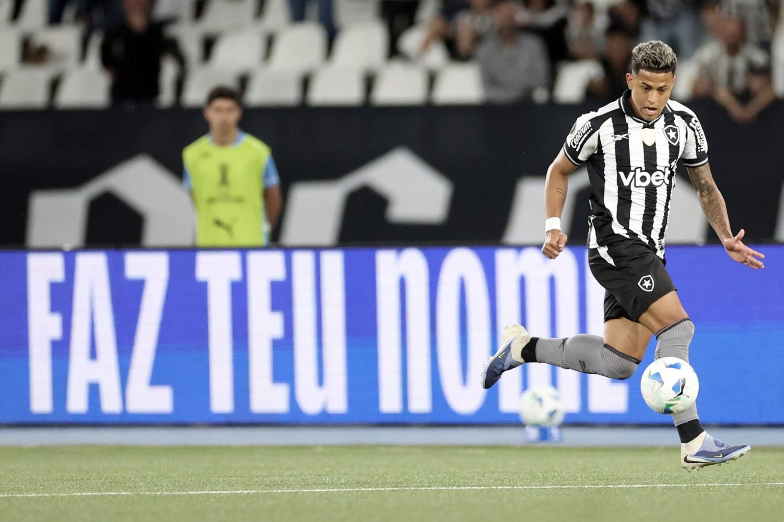 Botafogo encaminha venda de Matheus Martins ao Dinamo Moscou