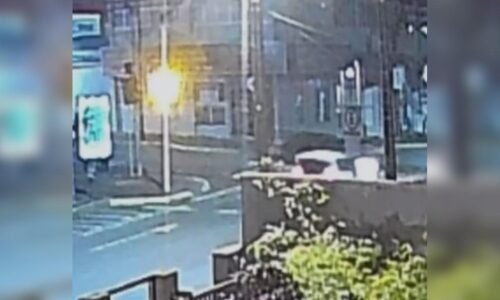 Câmera registra momento em que Mobi avança sinal amarelo antes de bater contra Focus em Cascavel