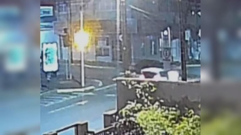 Câmera registra momento em que Mobi avança sinal amarelo antes de bater contra Focus em Cascavel