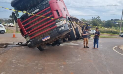 Caminhão tombado complica trânsito na Rua Áustria em Cascavel e retirada segue sem previsão