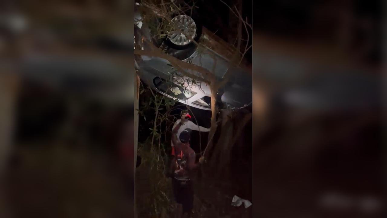 Carro fica pendurado em árvore após acidente na PR-542