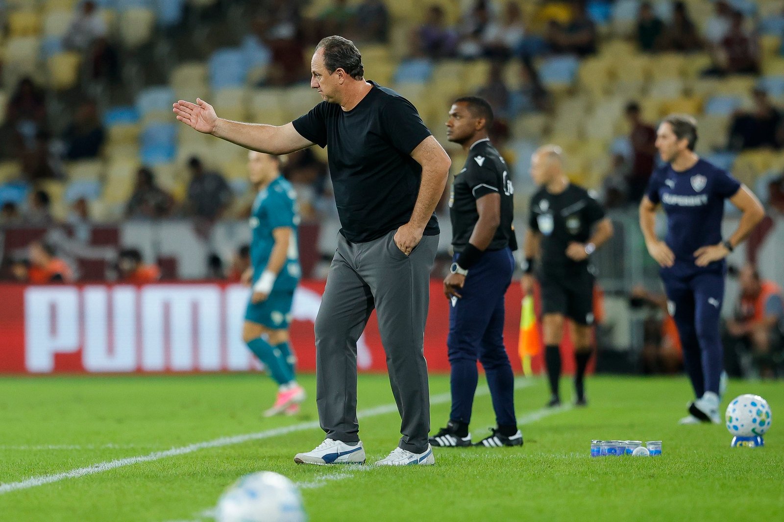 Ceni reconhece queda do Bahia contra o Fluminense e elogia zagueiro