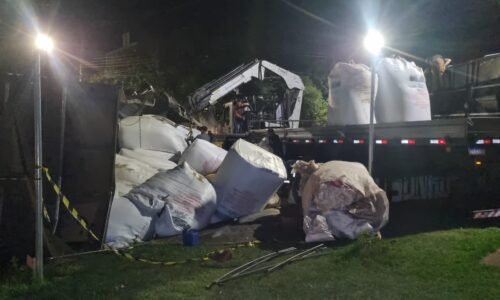 Começa retirada da carga de carreta tombada no Jardim Veneza