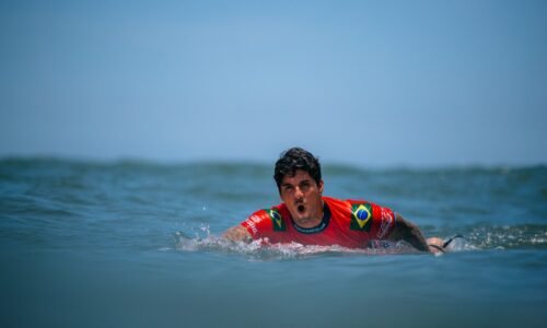Gabriel Medina sofre corte na cabeça em sessão de treino no Taiti