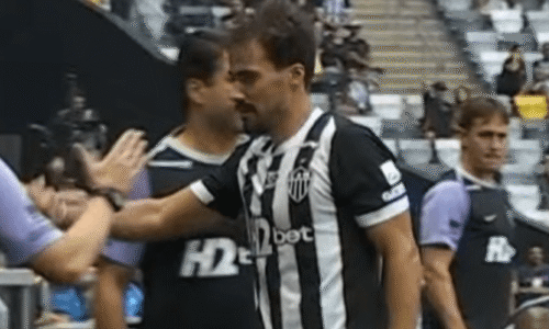 Igor Gomes sente dores e fica desolado ao sair do gramado em Atlético x Grêmio