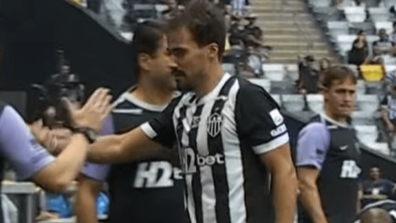 Igor Gomes sente dores e fica desolado ao sair do gramado em Atlético x Grêmio