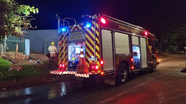 Incêndio atinge casa no Bairro Santa Cruz e mobiliza Corpo de Bombeiros em Cascavel