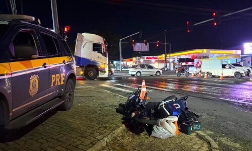 Jovem de 18 anos fica gravemente ferida após colisão entre scooter elétrica e Fiorino na BR-376
