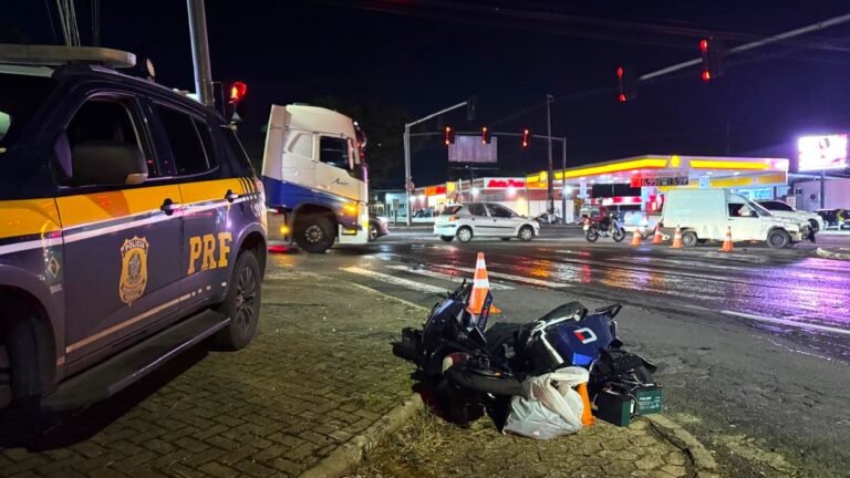 Jovem de 18 anos fica gravemente ferida após colisão entre scooter elétrica e Fiorino na BR-376