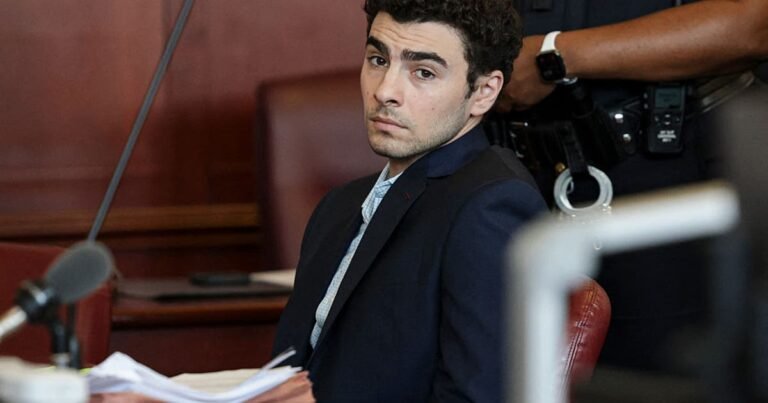Luigi Mangione due in court as defense fights media restrictions in NY trial