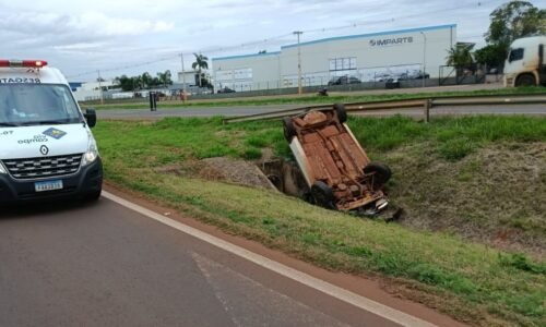 Motorista capota carro em valeta na BR-163 e é hospitalizado em Toledo