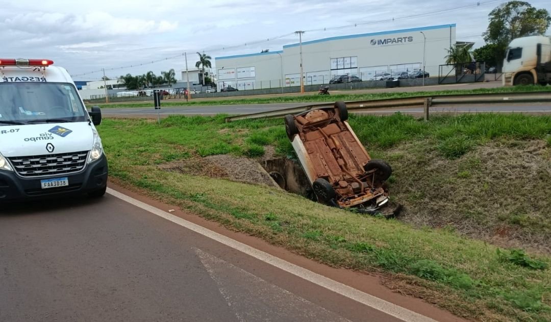 Motorista capota carro em valeta na BR-163 e é hospitalizado em Toledo