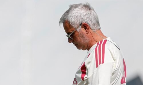 João Félix correndo apontando para o céu