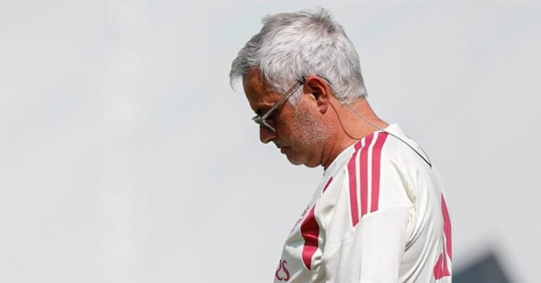 João Félix correndo apontando para o céu
