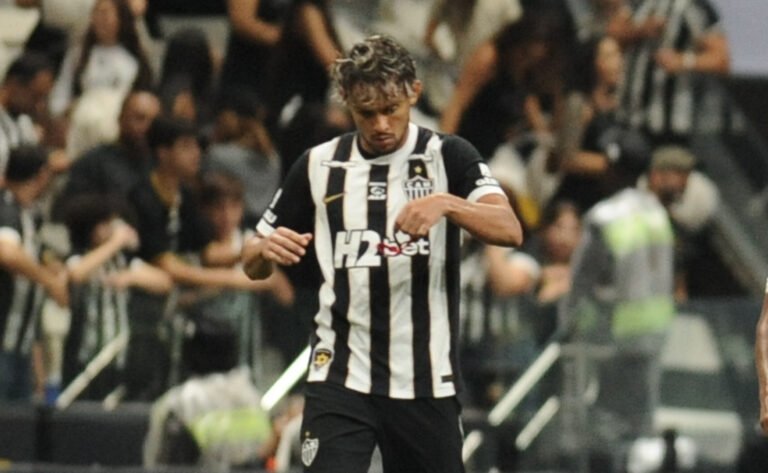 Gustavo Scarpa em ação pelo Atlético na Arena MRV (foto: Alexandre Guzanshe/EM/D.A. Press)