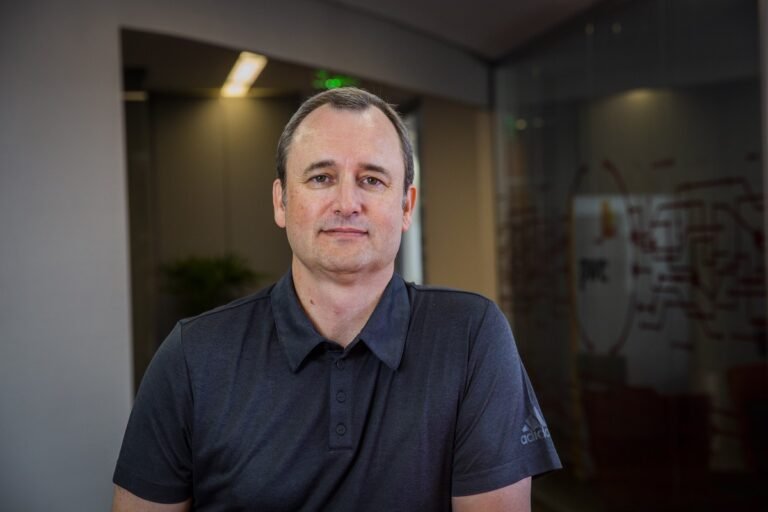 Serviços financeiros entram em nova fase de transformação com IA agêntica, aponta PwC | Finanças