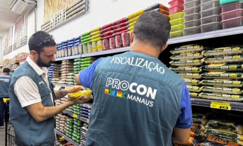 Supermercados em Manaus: Procon apreende 650 itens impróprios