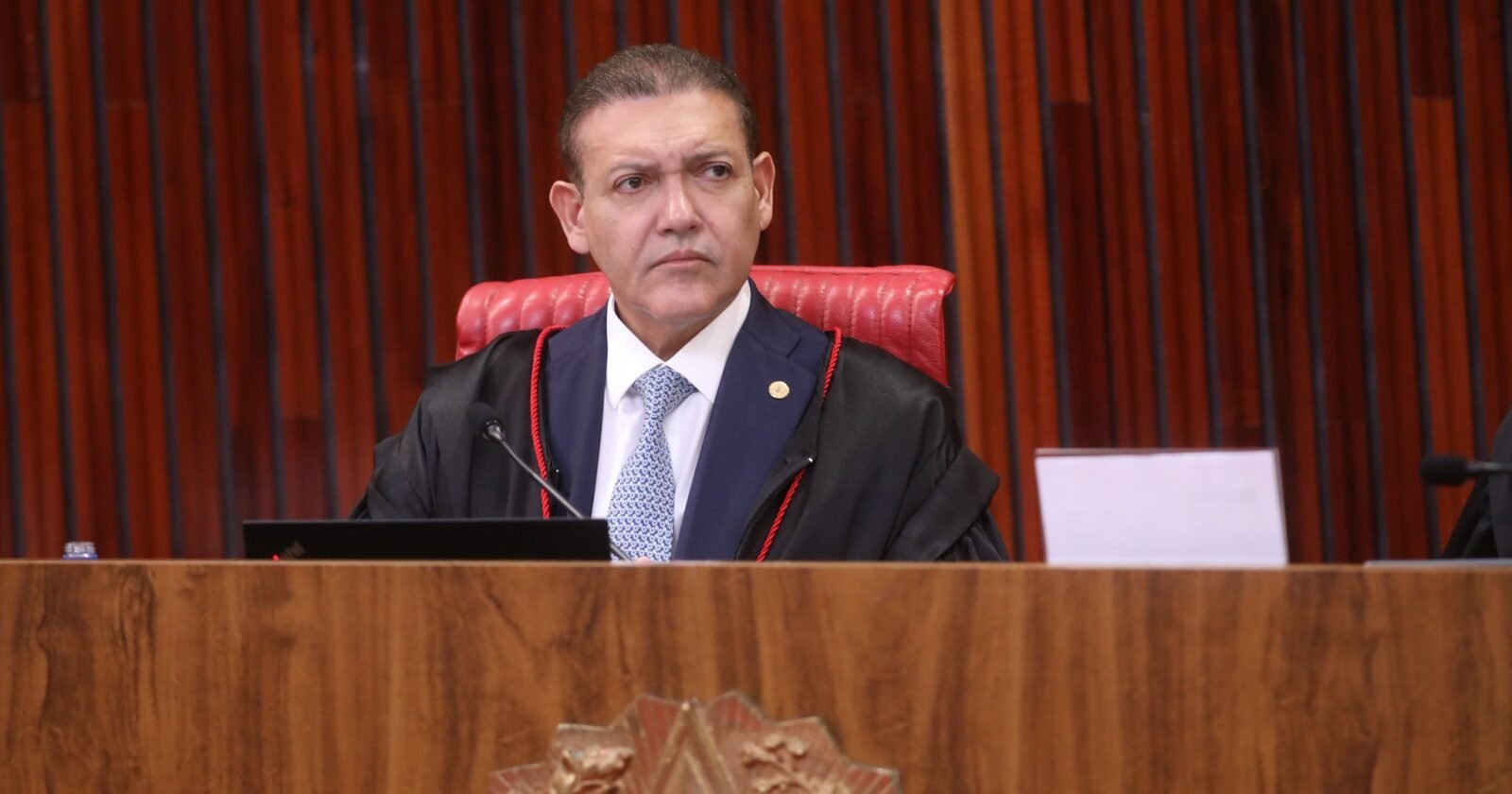 TSE adia reunião para debater caso de vídeo usado por Flávio com IA de Bolsonaro e punição a deepfakes