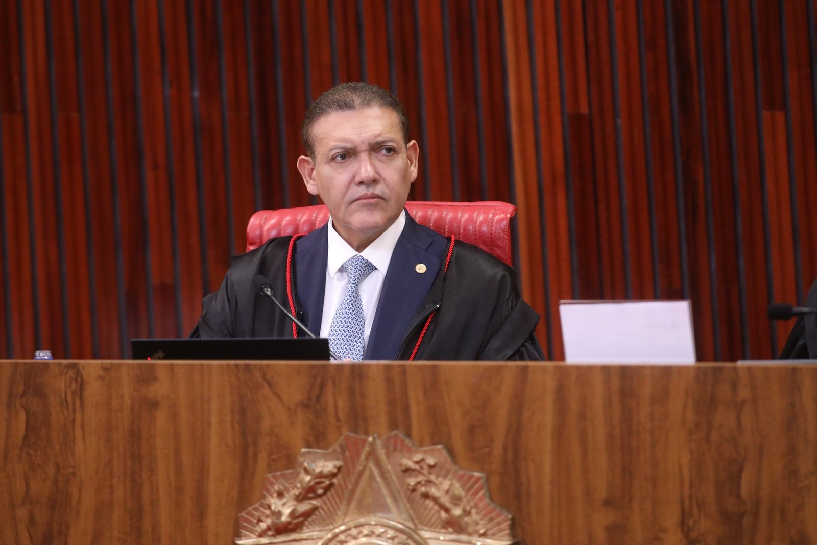 TSE adia reunião para debater caso de vídeo usado por Flávio com IA de Bolsonaro e punição a deepfakes