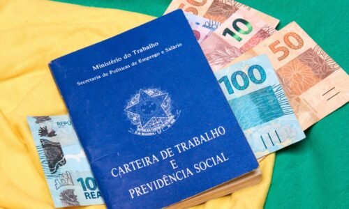 PISPasep Carteira de trabalho brasileira. Trabalho registrado CLT e dinheiro do Brasil. Salário mínimo Dinheiro real brasileiro.