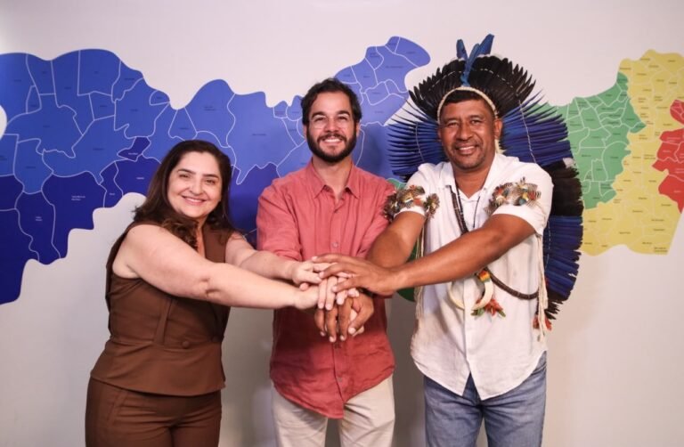 Um dia após indicar desistência, Túlio Gadelha lança candidatura ao Senado em chapa de Raquel Lyra