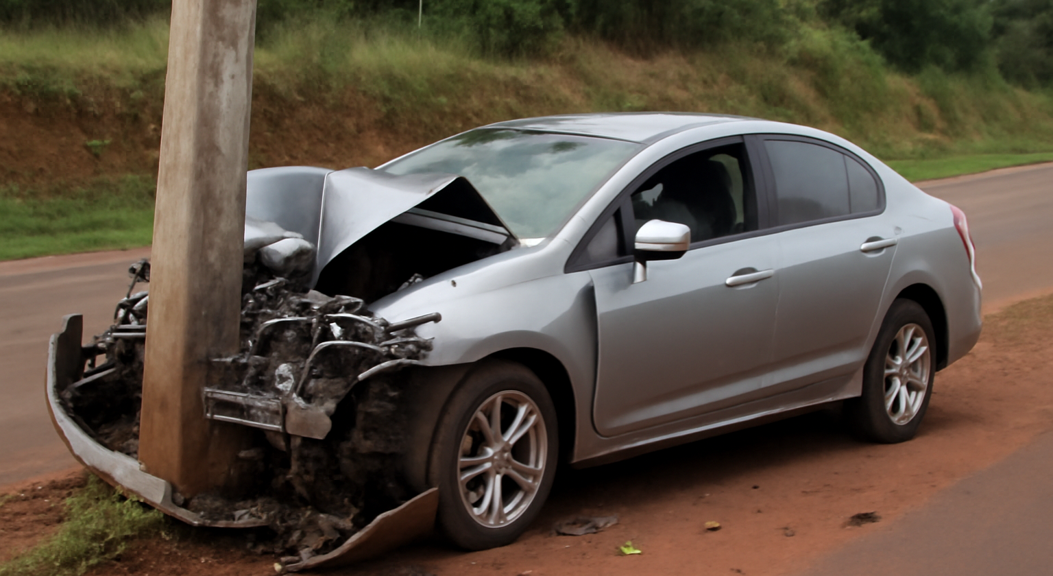 Cena ilustrativa de acidente onde motorista perde controle e morre após colisão com poste