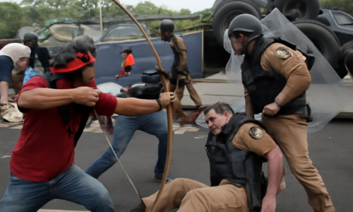 Imagem representando PM é ferido durante confronto com indígenas saqueando carga