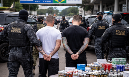 Representação dos chefes esquema falsificação anabolizantes sendo entregues no Paraná