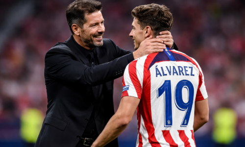 Imagem horizontal 16:9 de Simeone apoiando Álvarez no Atlético de Madrid