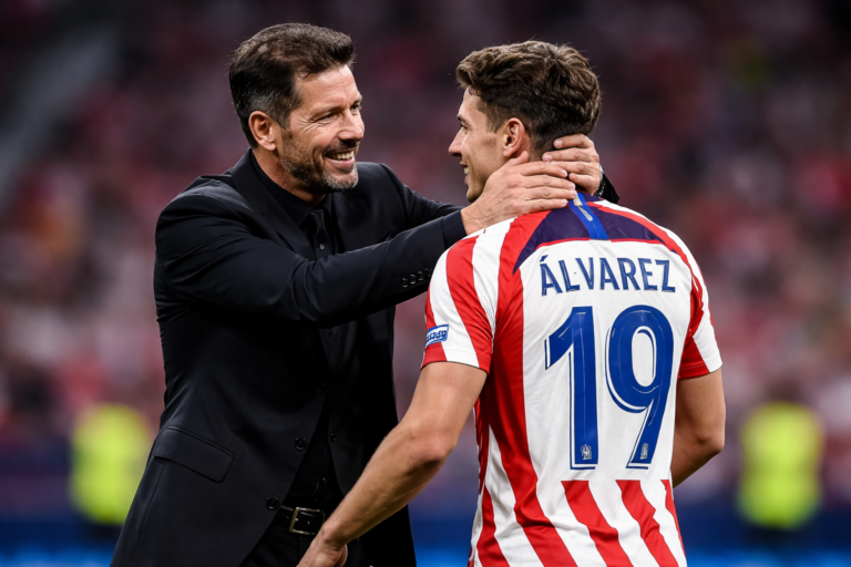Imagem horizontal 16:9 de Simeone apoiando Álvarez no Atlético de Madrid