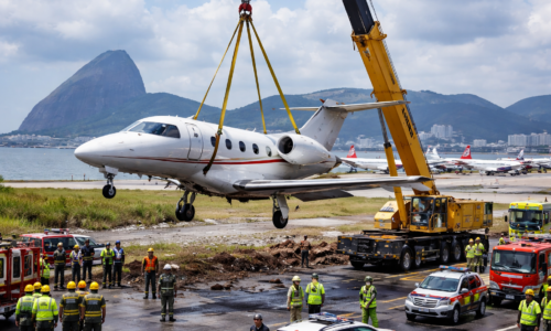 Jatinho Embraer EMB 500 içado após derrapagem bloqueia pista no Aeroporto Santos Dumont