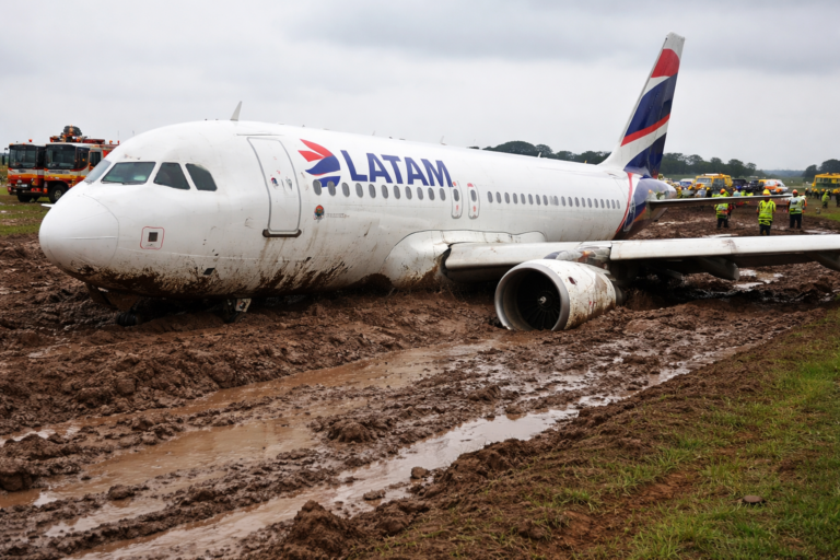 Imagem do avião Latam com 151 pessoas atolado na lama após sair da pista em Cascavel