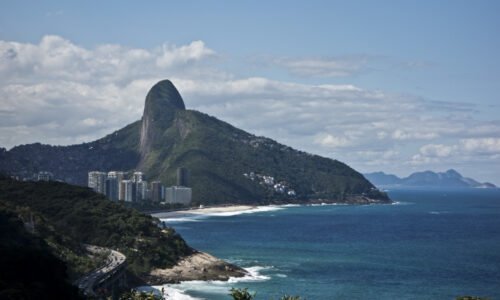 Viajar para o Rio de Janeiro costuma envolver uma dúvida difícil: como conhecer os principais cartões-postais sem transformar todos os dias em uma maratona de passeios?