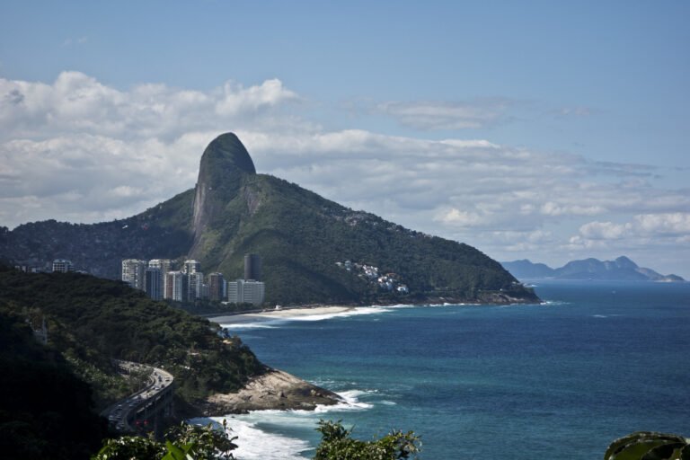 Viajar para o Rio de Janeiro costuma envolver uma dúvida difícil: como conhecer os principais cartões-postais sem transformar todos os dias em uma maratona de passeios?