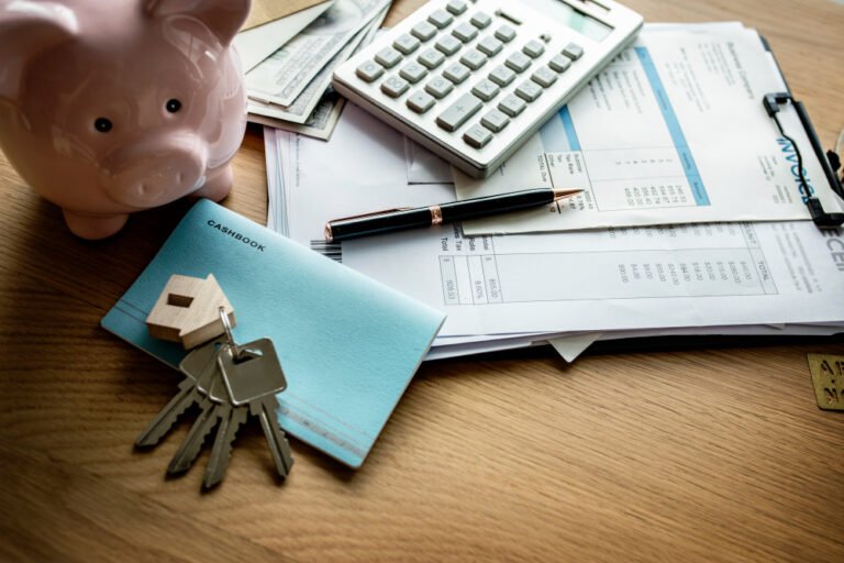 Organizar as contas do mês é uma parte importante da vida financeira, mas o verdadeiro planejamento financeiro vai muito além de saber quanto entra e quanto sai da conta bancária.