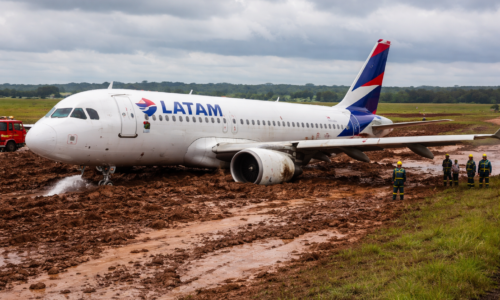 Avião Latam sai pista e fica atolado em lama no Aeroporto de Cascavel