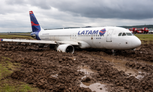 Avião Latam sai pista e fica atolado em área de lama no Aeroporto de Cascavel