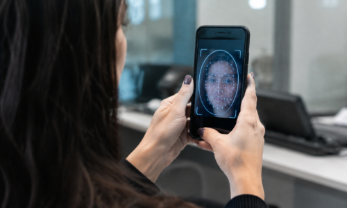 Anatel exigirá biometria facial para linhas de celular a partir de 2027 em cena simbólica