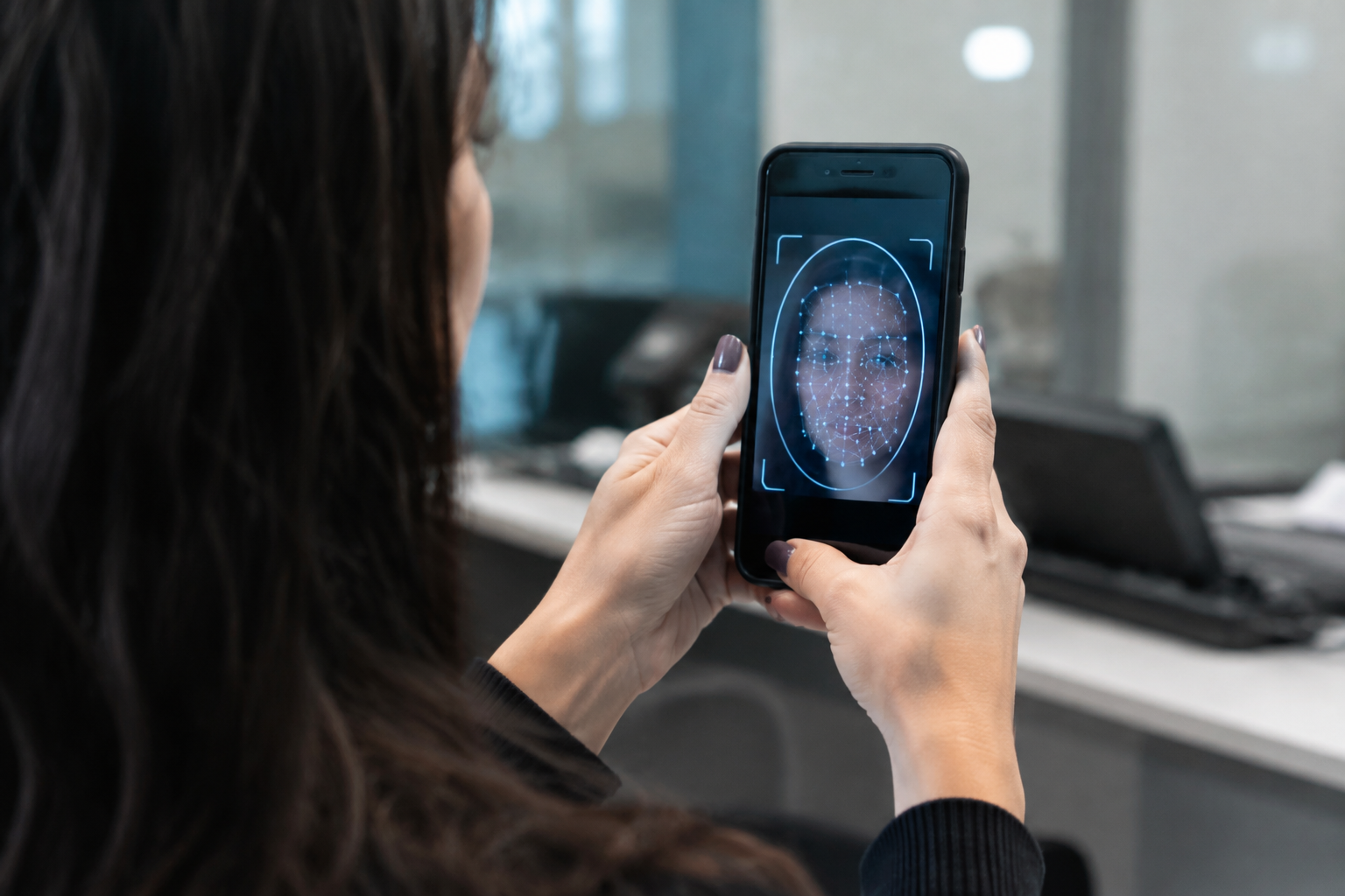 Anatel exigirá biometria facial para linhas de celular a partir de 2027 em cena simbólica