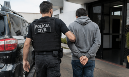 Imagem simbólica de gerente sob investigação, com documentos e contas de energia sobre uma mesa