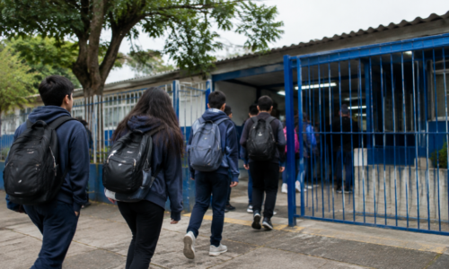 Estudantes em escola municipal de Curitiba representam a transição do 9º ano para a rede estadual.